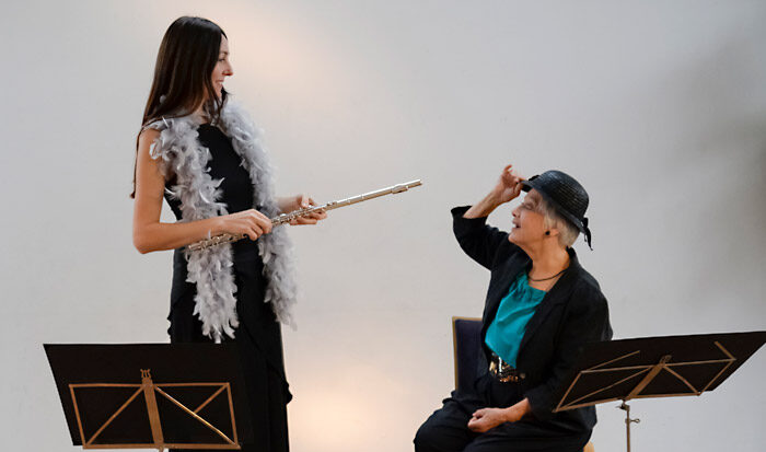 Gisela Marx und Katharina Schweiger spielen das Märchen "Die Nachtigall" von Andersen